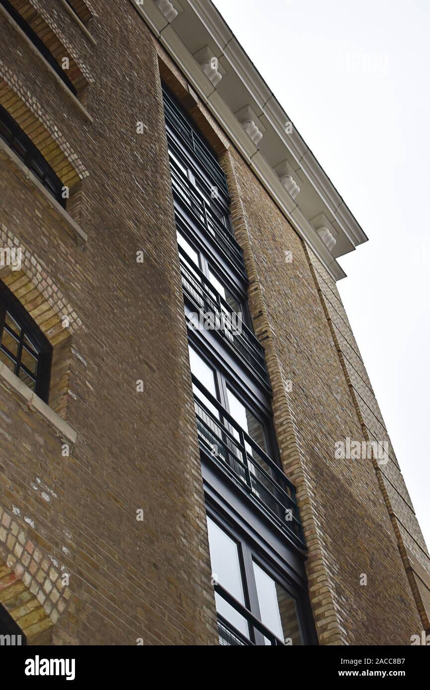 Convertito Quayside edificio - Blocco di appartamenti a Bermondsey, accanto al fiume Tamigi a Londra, Regno Unito Foto Stock