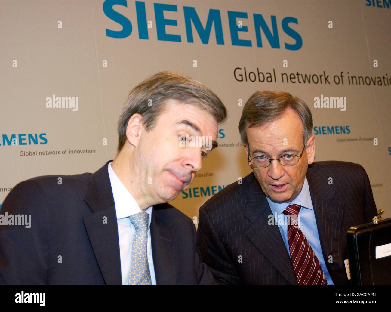 Monaco di Baviera Germania 11.11.2004 , il finanziamento annuale conferenza della Siemens AG: CEO finanziario Heinz-Joachim NEUBUERGER (sinistra) e CEO Heinrich von PIERER Foto Stock