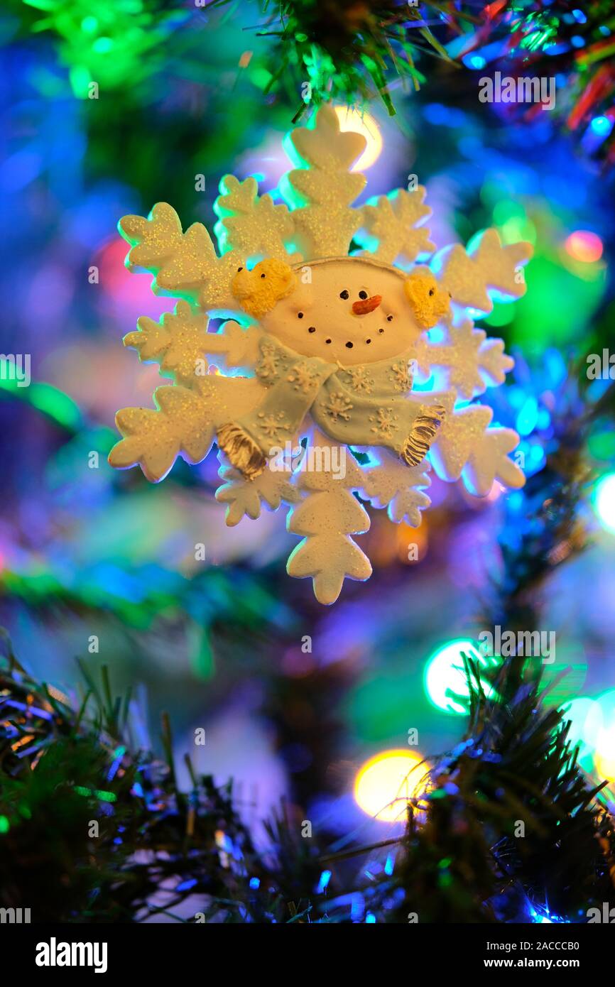 Fiocco di neve ornamento su una ben illuminata di albero di Natale, a Bordeaux, Francia Foto Stock