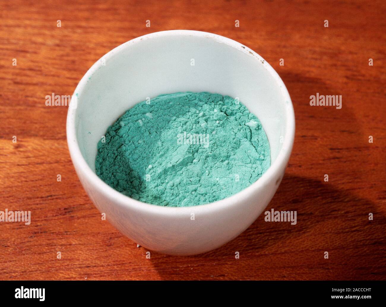 Il carbonato di rame (CuCO3) in polvere in un crogiolo. Si tratta di un  tossico solido verde, che è solubile in acidi ma insolubile in acqua e  alcool Foto stock - Alamy