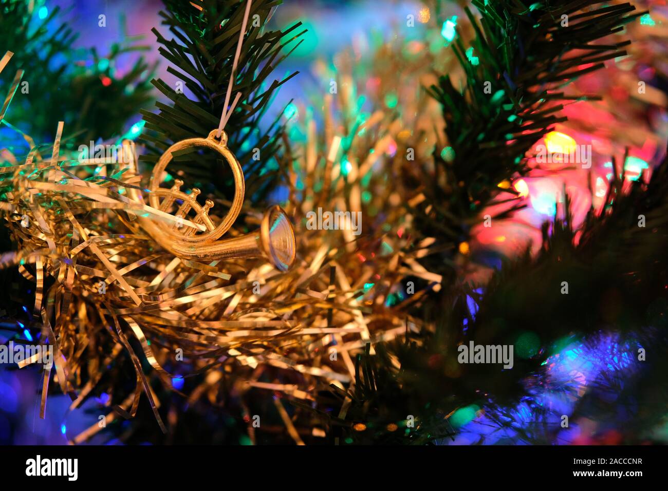 Golden corno francese ornamento su un bellissimo albero di Natale decorato a Bordeaux, Francia Foto Stock