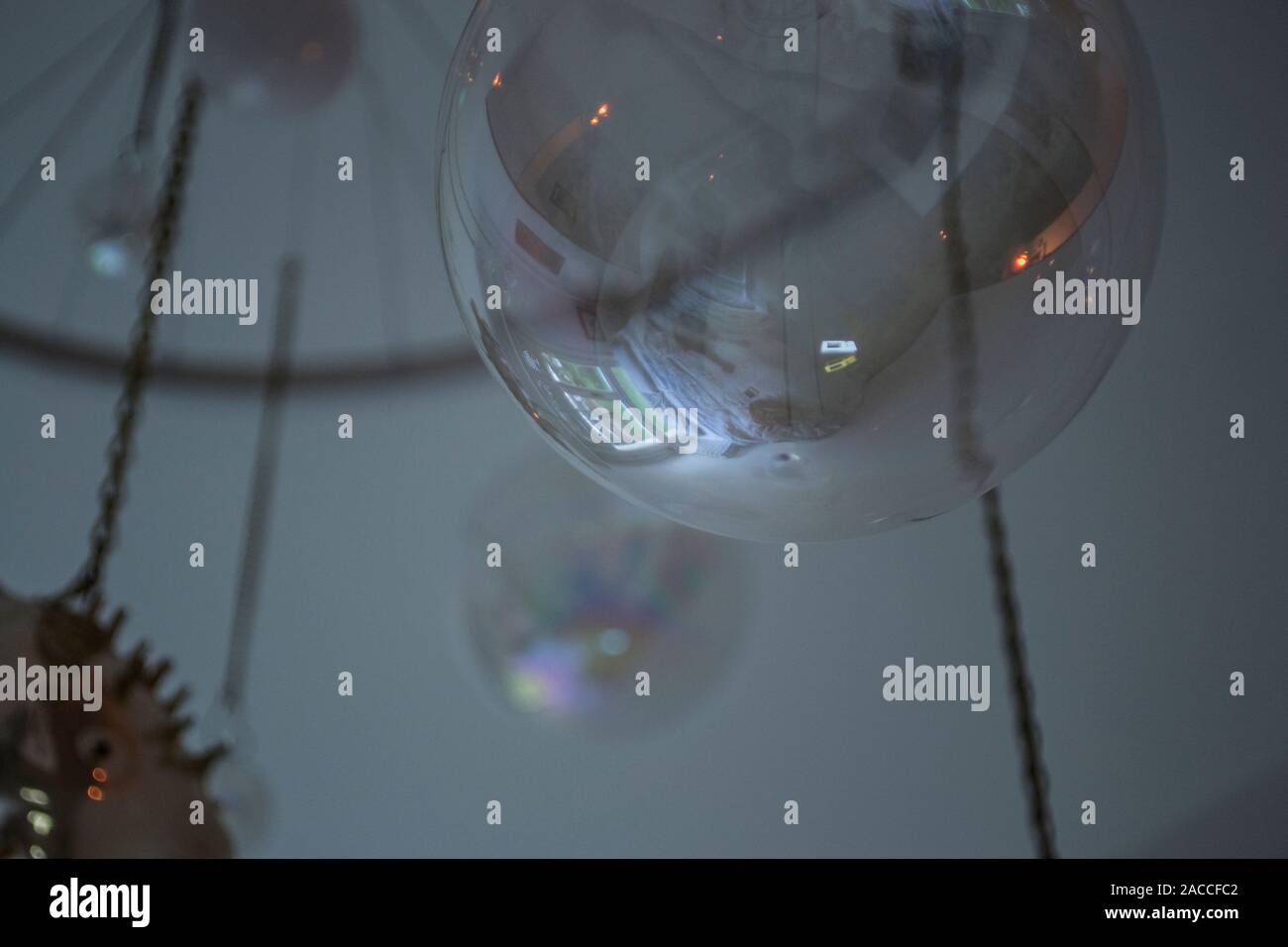 Vetro spia di salice mirroring di decorazione la struttura della camera. Riflettere il modo in cui hai costruito il tuo spazio interno. Noi tutti viviamo nella nostra bolla, non siamo Foto Stock