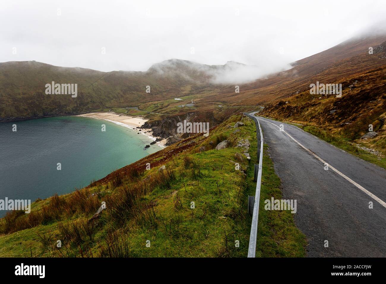 Strada sopra Keem Bay, Achill Island, nella contea di Mayo, Irlanda Foto Stock