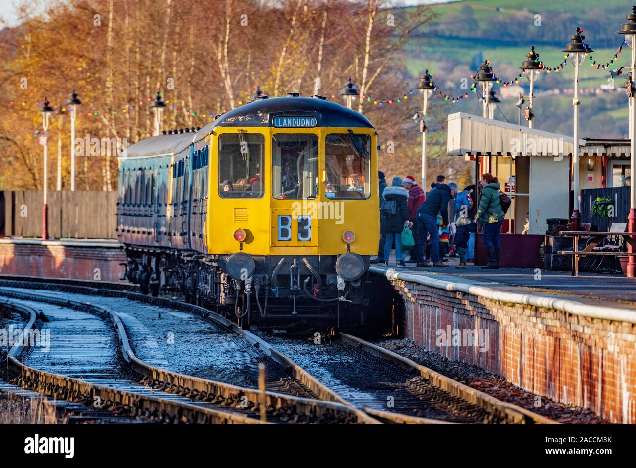 Patrimonio vagone ferroviario diesel DMU a Heywood stazione sulla East Lancashire Railway. Gelido inverno giorno. Foto Stock