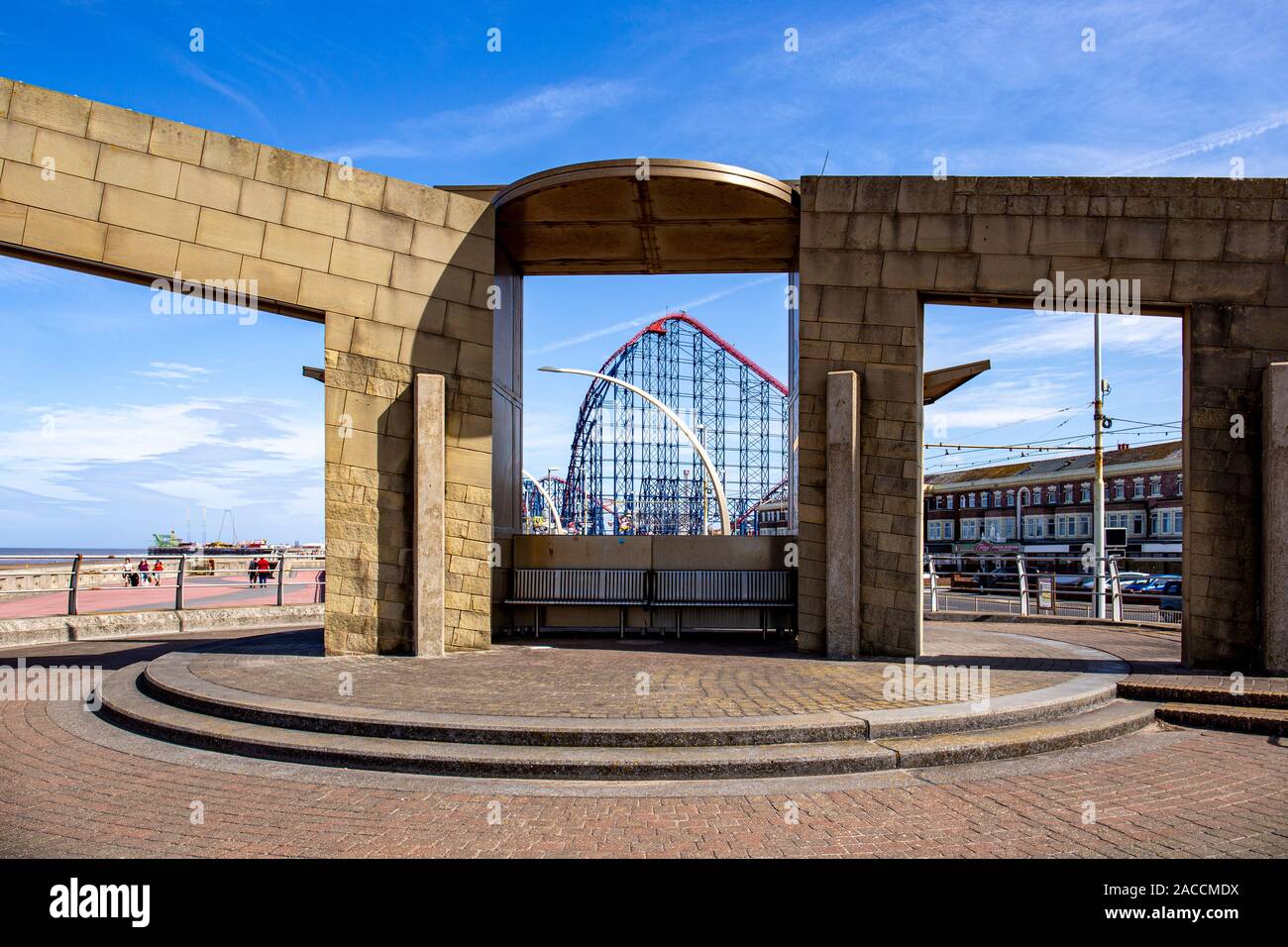 Moderno rifugio sul mare sul lungomare con il big one in background, Blackpool Lancashire Regno Unito Foto Stock