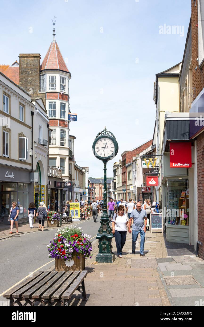 Area pedonale per High Street, Barnstaple, Devon, Inghilterra, Regno Unito Foto Stock