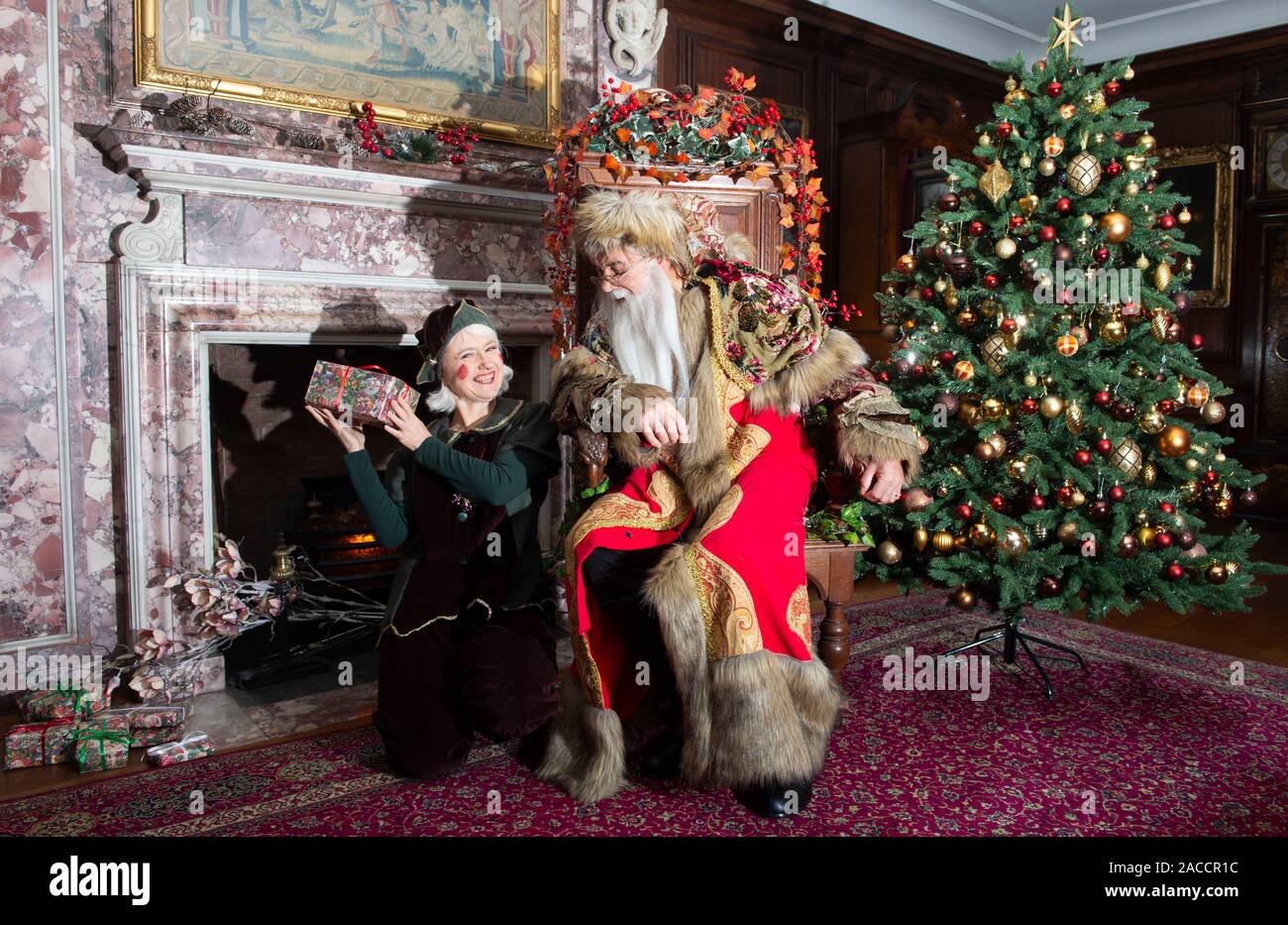 Brighton Regno Unito 25 novembre 2019 - Babbo Natale e il suo elf a Preston Manor a Brighton . Preston Manor è un Edwardian Manor House nel vecchio villaggio di Preston in Brighton Foto Stock