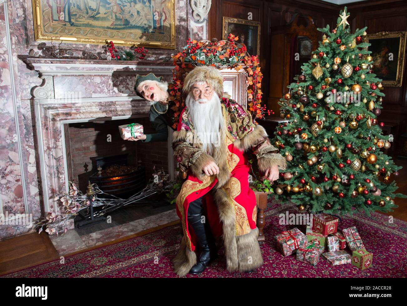 Brighton Regno Unito 25 novembre 2019 - Babbo Natale e il suo elf a Preston Manor a Brighton . Preston Manor è un Edwardian Manor House nel vecchio villaggio di Preston in Brighton Foto Stock