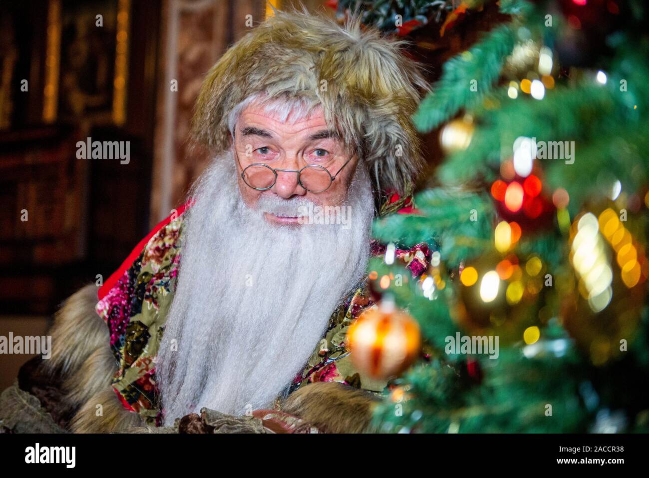 Brighton Regno Unito 25 novembre 2019 - Babbo Natale e il suo elf a Preston Manor a Brighton . Preston Manor è un Edwardian Manor House nel vecchio villaggio di Preston in Brighton Foto Stock