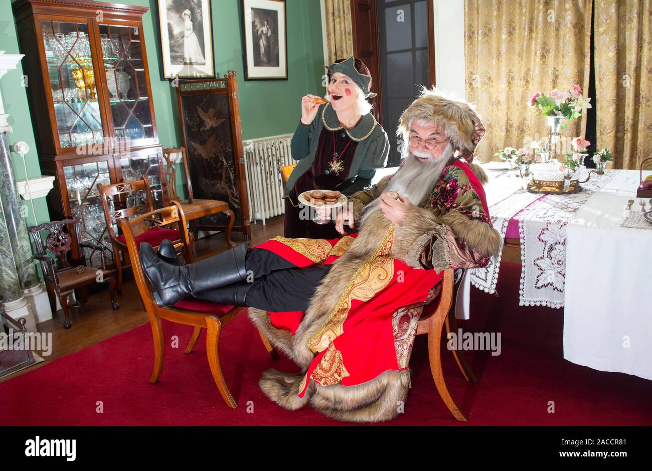 Brighton Regno Unito 25 novembre 2019 - Babbo Natale e il suo elf godere di alcuni pasticci di carne macinata a Preston Manor a Brighton . Preston Manor è un Edwardian Manor House nel vecchio villaggio di Preston in Brighton Foto Stock