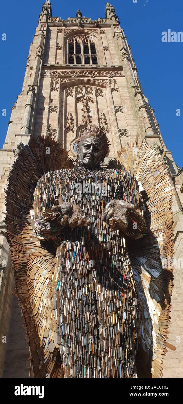 Il coltello Angelo dello scultore Alfie Bradley, al di fuori di Derby Cathedral, Derbyshire, Regno Unito Foto Stock