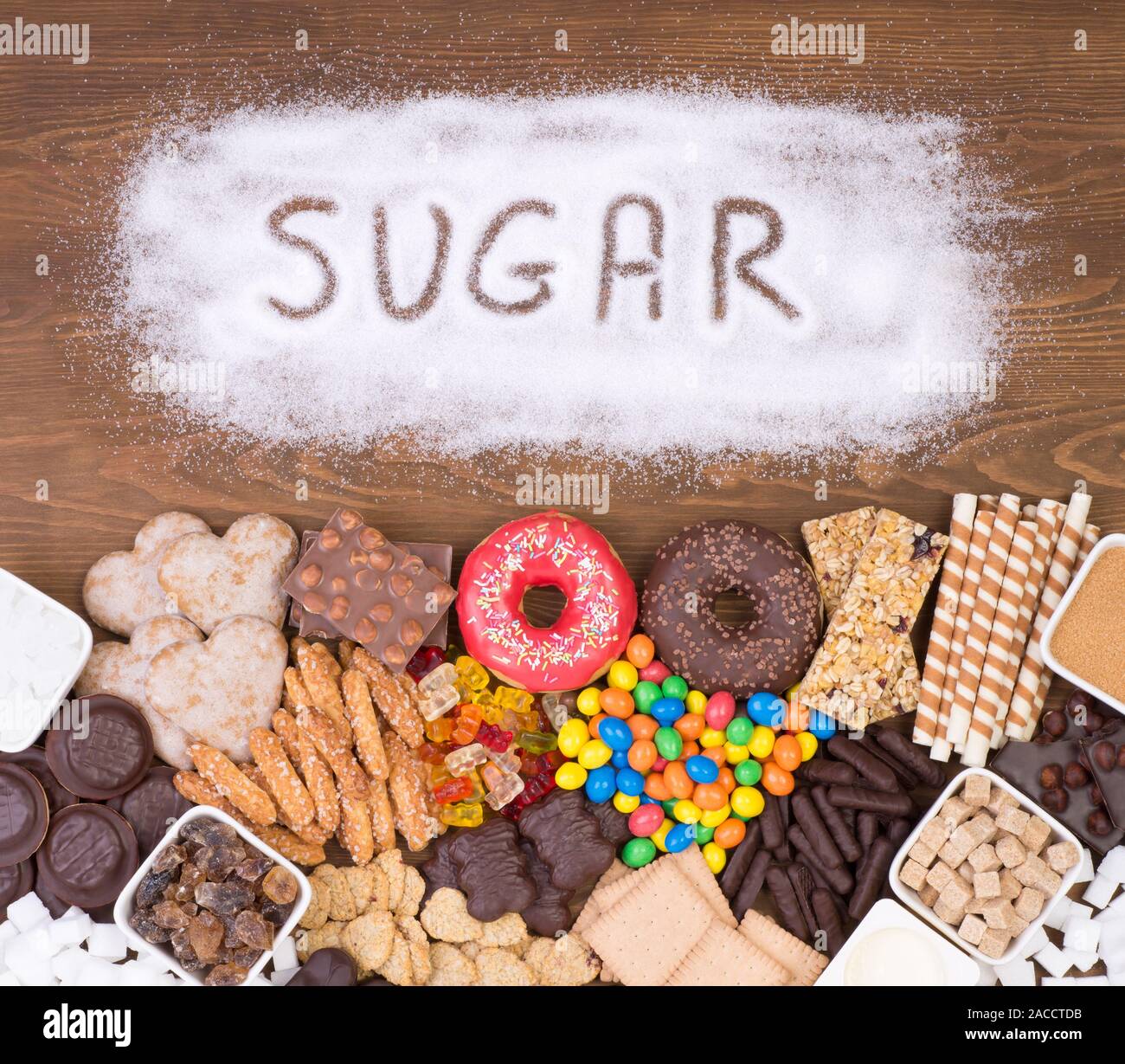 Cibo che contiene troppo zucchero. Lo zucchero nella dieta causa l'obesità, il diabete e altri problemi di salute Foto Stock