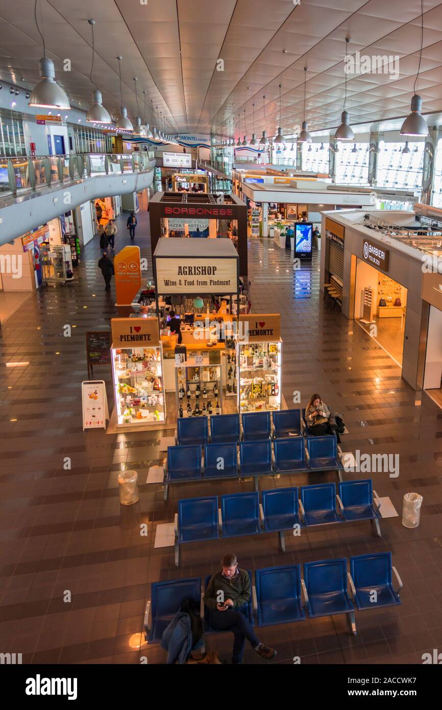 Interno dell aeroporto di Torino Terminal con i viaggiatori in attesa Foto Stock