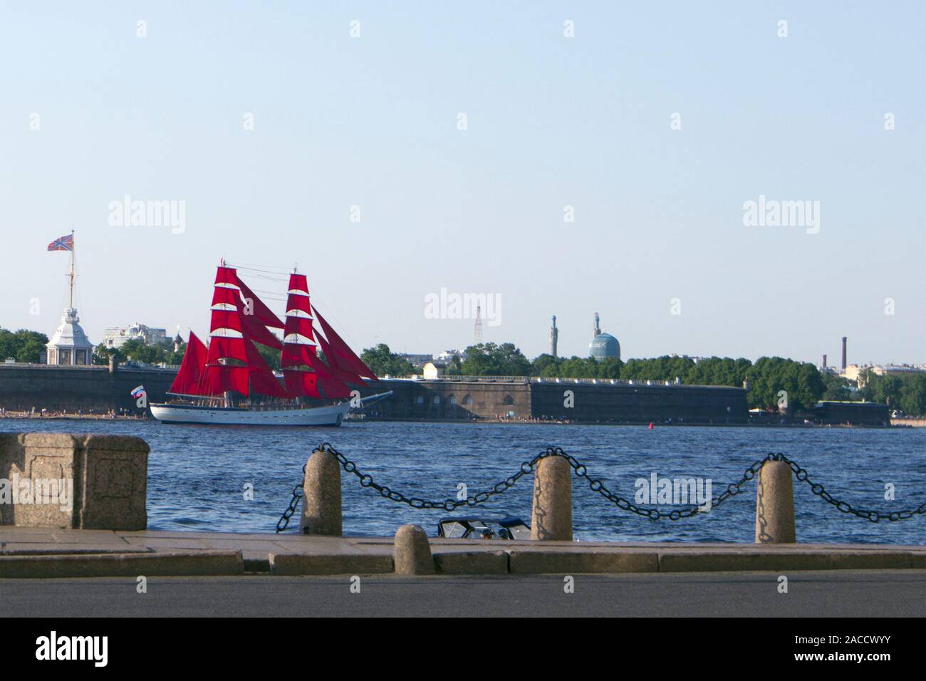 Prove generali di passaggio della nave con vele di rosso, la preparazione per la Scarlet Sails vacanza a San Pietroburgo, Russia Foto Stock