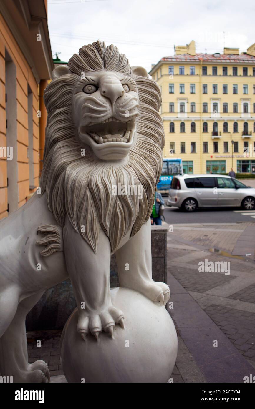 Funny marmo leone sorridente con sfera statua che si trova nella parte anteriore del ristorante cinese Foto Stock