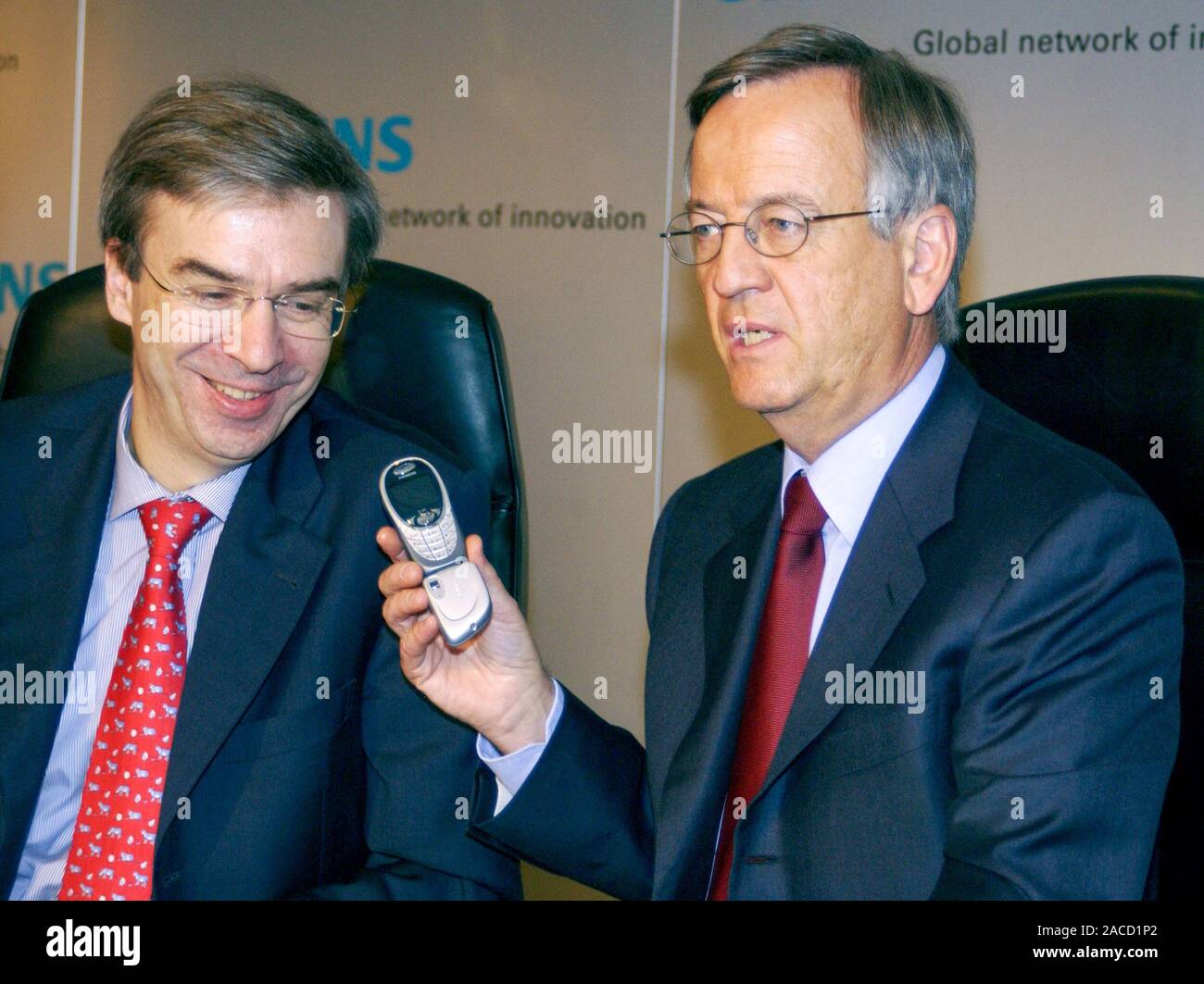 Monaco di Baviera Germania 5.12.2002 , il finanziamento annuale conferenza della Siemens AG: CFO Heinz-Joachim Neubuerger (sinistra) e CEO Heinrich von PIERER Foto Stock