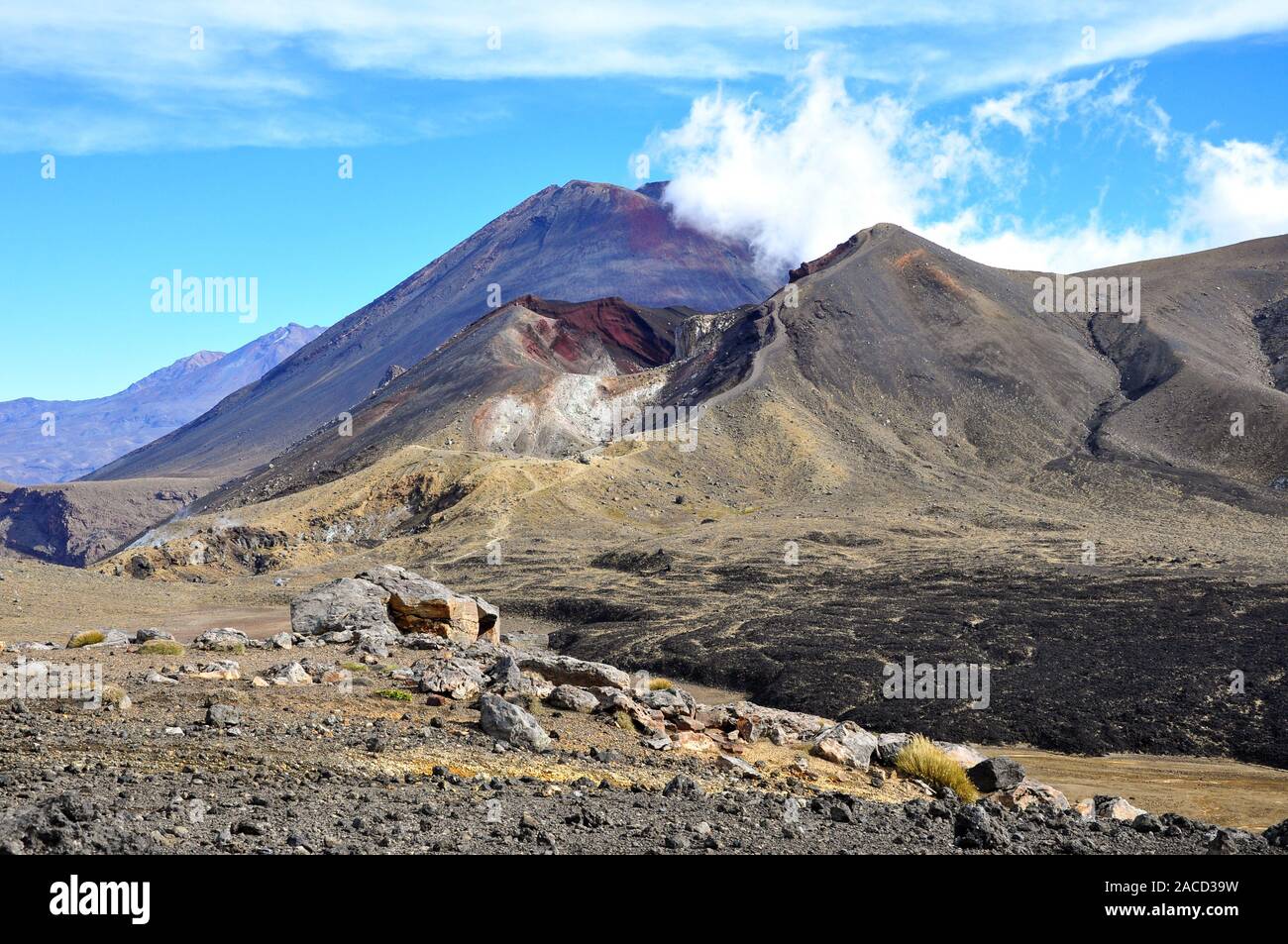 Paesaggio vulcanico, Cratere rosso e il Monte Ngauruhoe a Tongariro Alpine Crossing , del Parco Nazionale di Tongariro, Isola del nord, Nuova Zelanda. Foto Stock