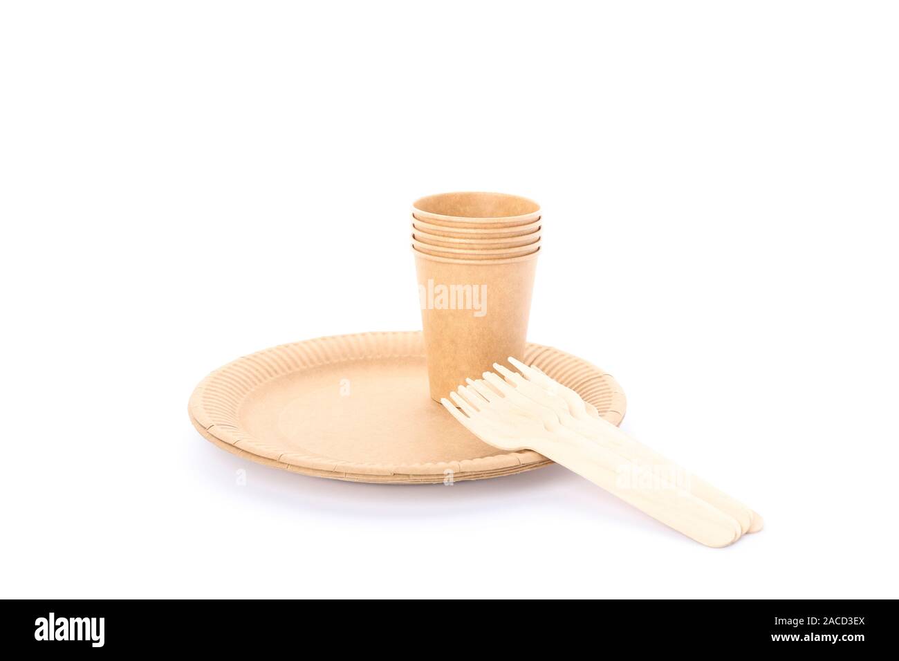 Eco - friendly piastra con forche e tazze isolati su sfondo bianco. Stoviglie monouso Foto Stock