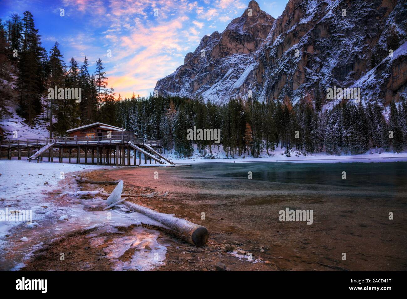 Inverno alba sul Lago di Braies, Dolomiti, Italia Foto Stock