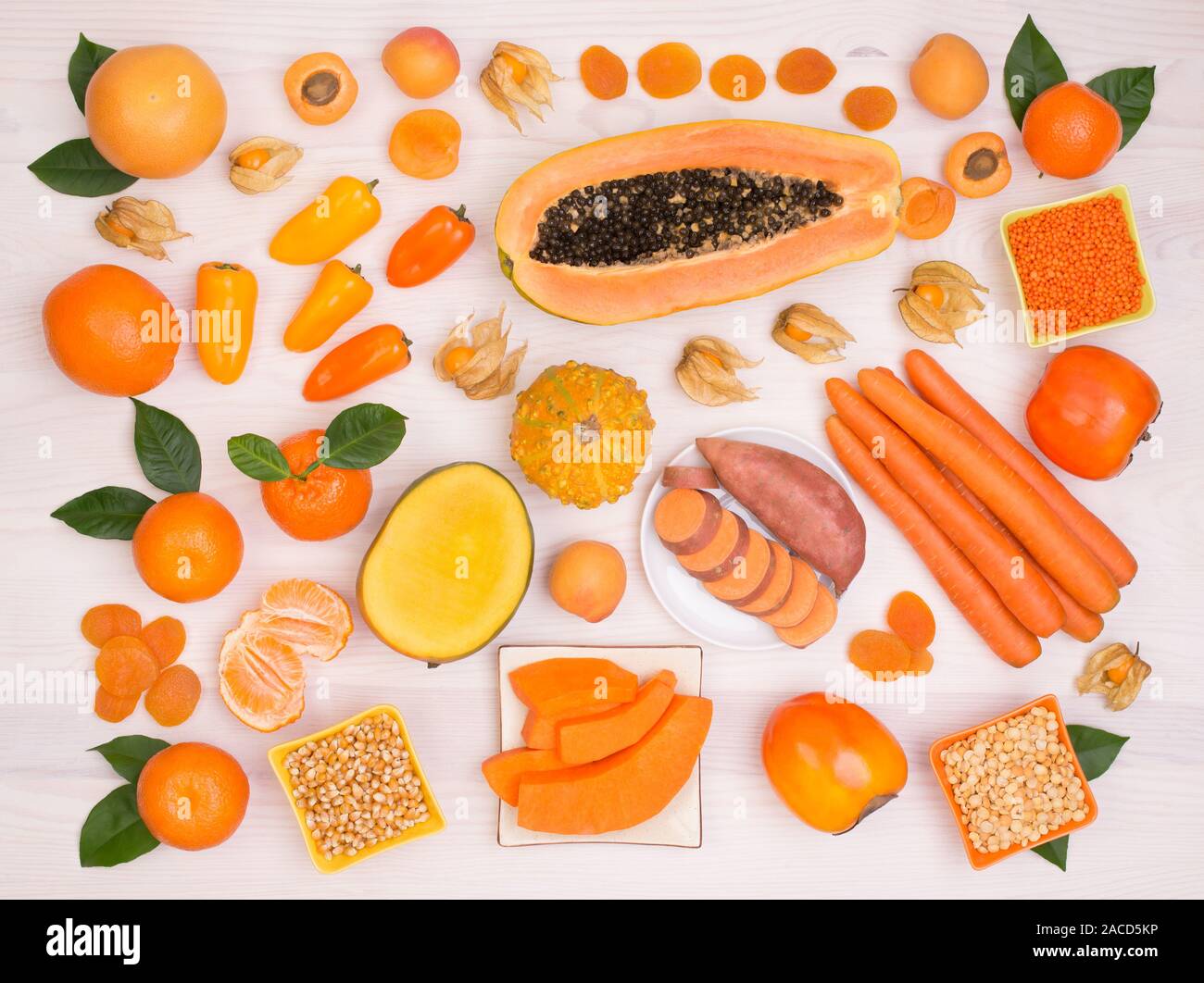 Frutta e verdura d'arancia con abbondanza di beta carotene Foto Stock