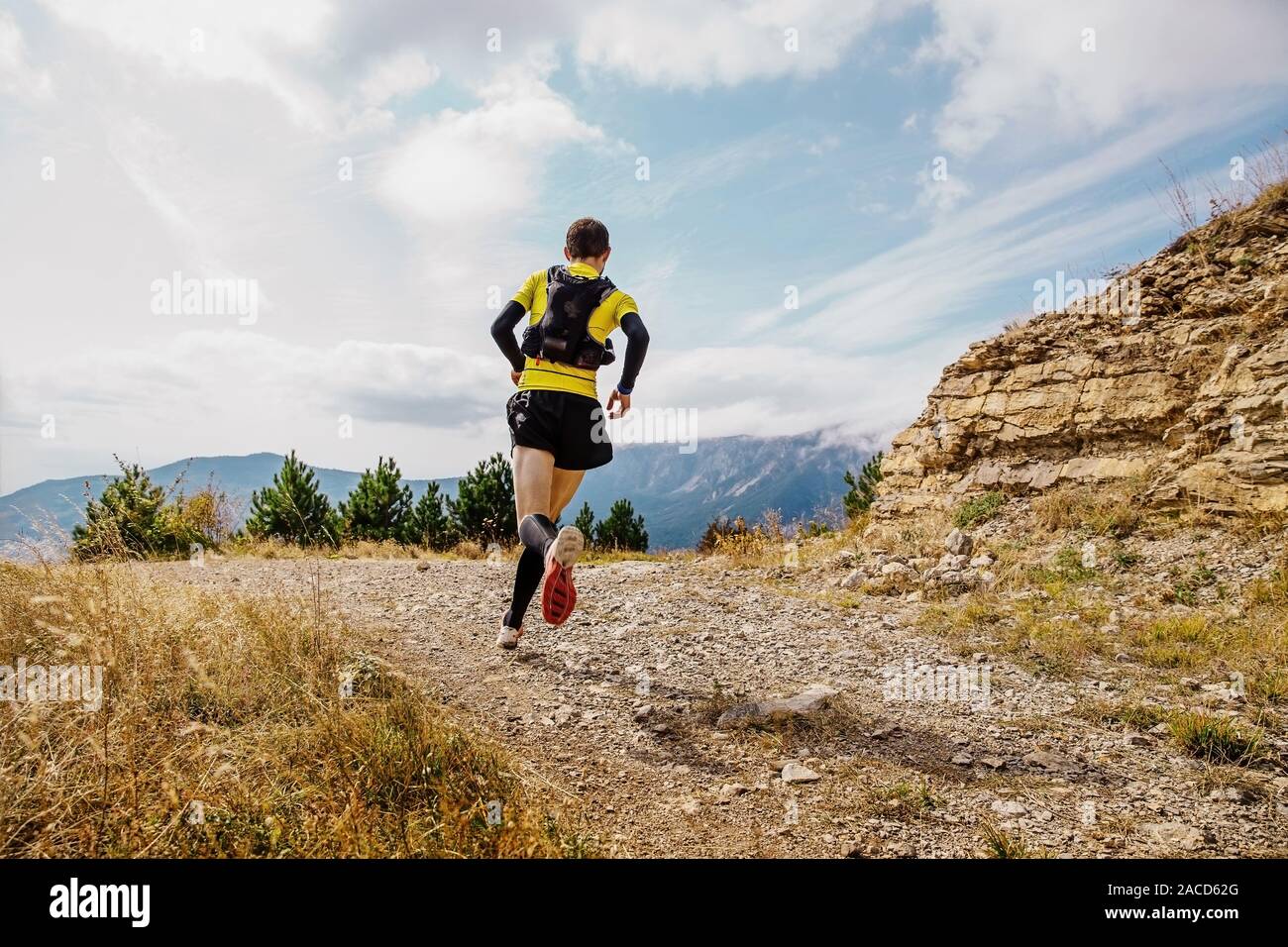 Trail runner atleta correre la maratona di montagna. laghetto gara sportiva. Foto Stock