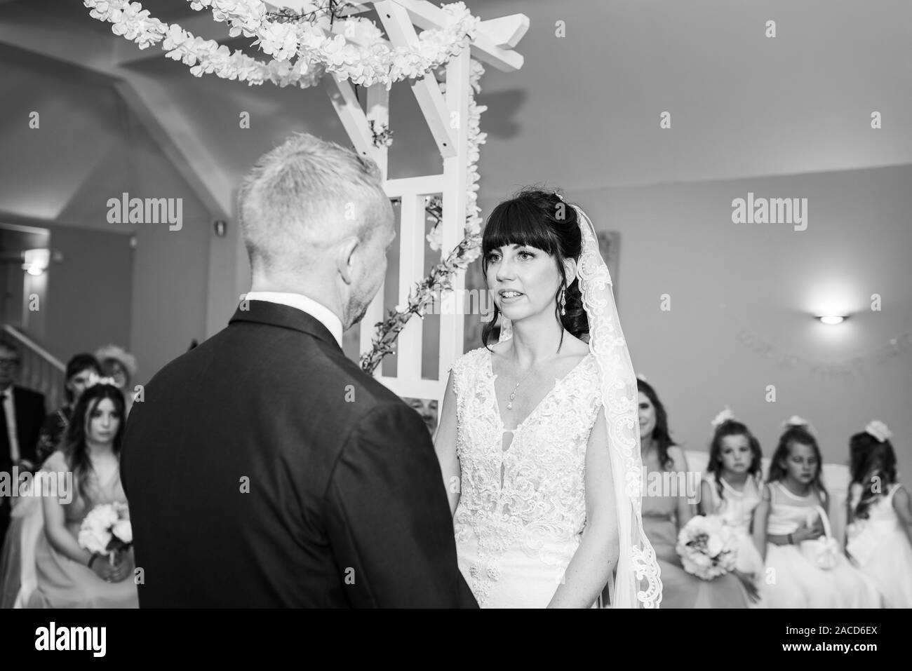 Una coppia si sposa al chiuso in una tradizionale cerimonia di nozze inglese al Manor, B&B, Hotel a Cheadle, Stoke on Trent, Staffordshire Foto Stock