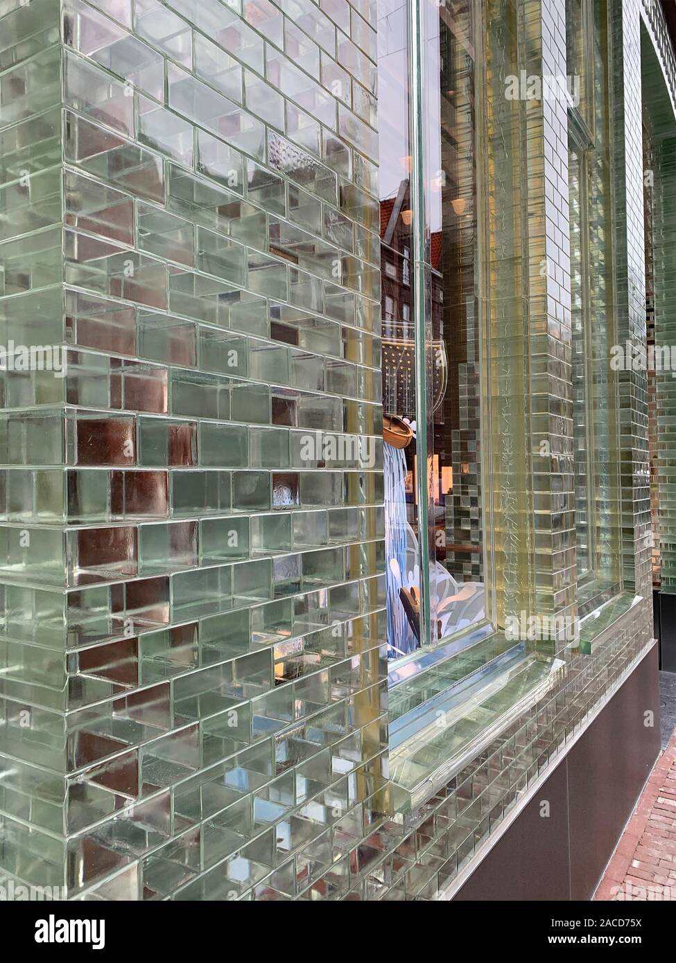 Vista ravvicinata del negozio di facciata fatta con mattoni in vetro in Amsterdam. Foto Stock