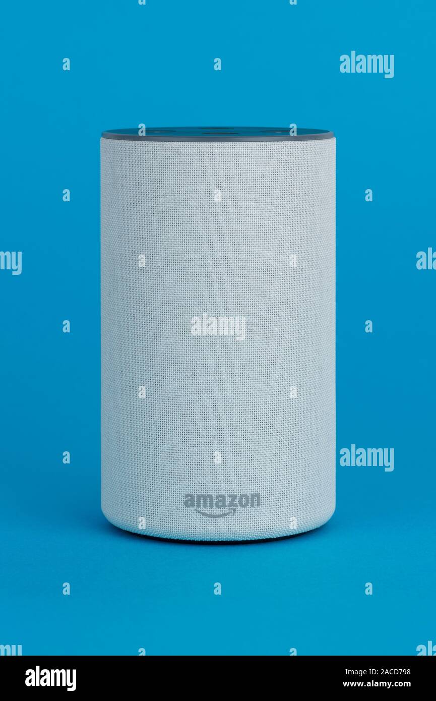 Il 2017 Rilascio di un Amazon eco (di seconda generazione) smart speaker e assistente personale Alexa sparato contro uno sfondo blu. Foto Stock