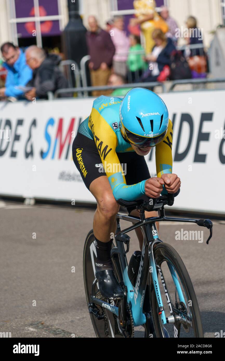 Pilota del Kazakhstan che gareggia nella prova individuale a tempo maschile, UCI Road World Championships, Harrogate, North Yorkshire, UK. Foto Stock