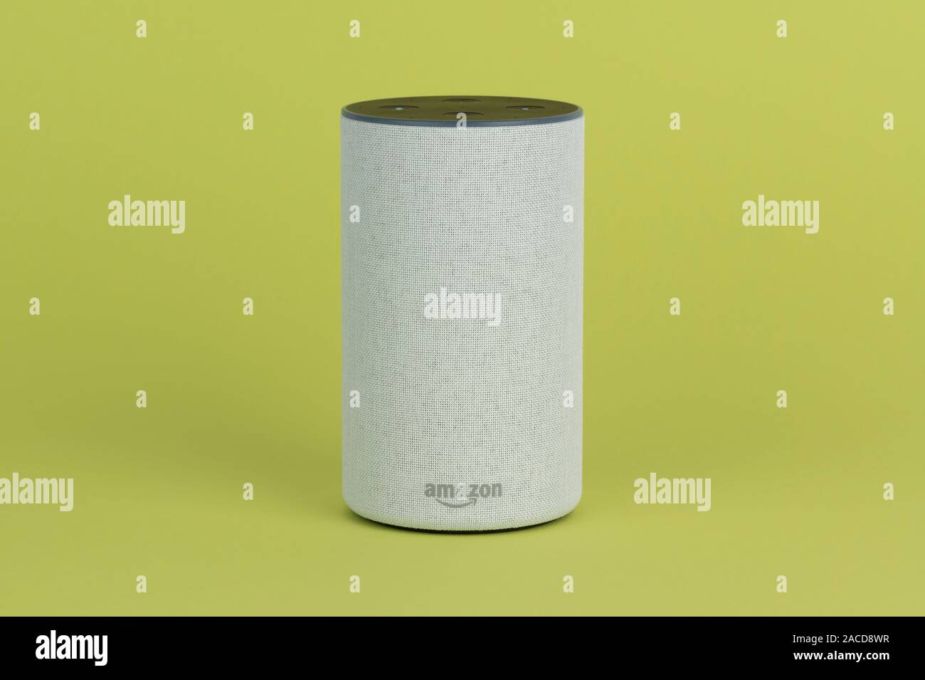 Il 2017 Rilascio di un Amazon eco (di seconda generazione) smart speaker e assistente personale Alexa sparato contro uno sfondo verde. Foto Stock
