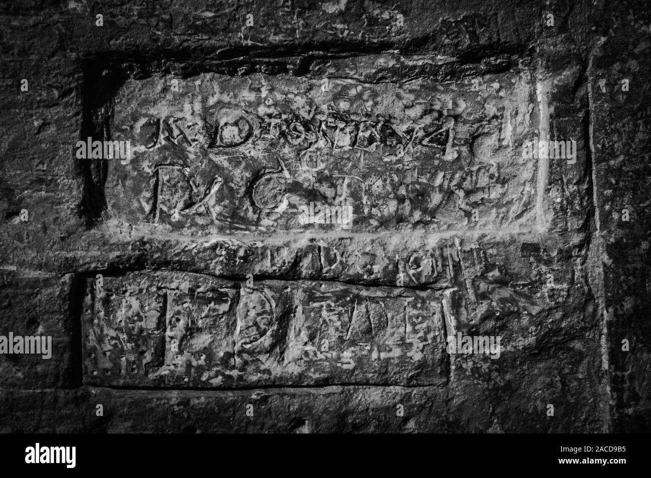 Vecchio graffiti sul muro di pietra calcarea Foto Stock