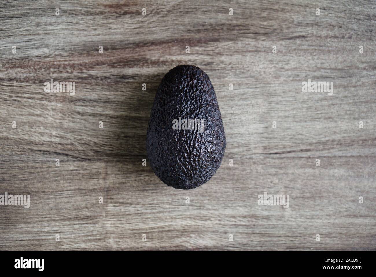 Vista aerea del hass frutto di avocado su tavola in legno rustico Foto Stock