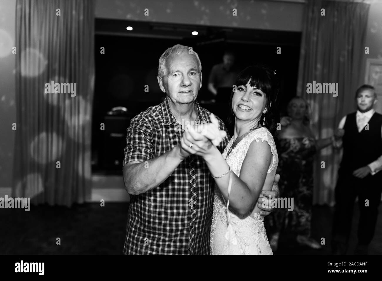 Le persone ballano e si divertono ad un ricevimento di nozze, dopo una festa al Manor Hotel and Guest House, Cheadle, struttura per matrimoni classificata di secondo livello Foto Stock