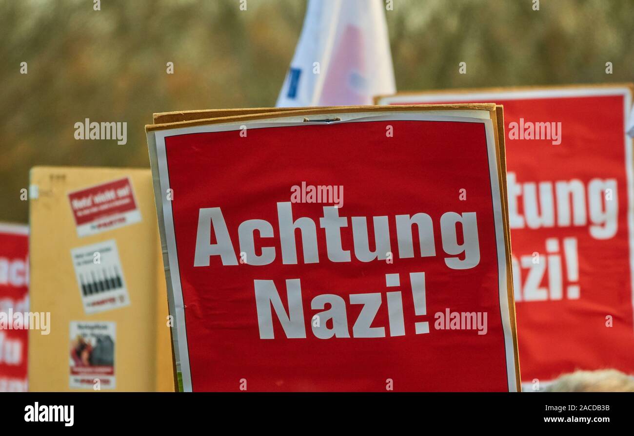 Braunschweig, Germania, Novembre 30, 2019: Cartello con la scritta "prendersi cura, Nazi' sulla dimostrazione contro il partito AFD conferenza Foto Stock