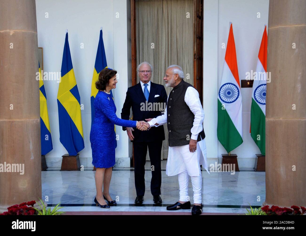 Re Carlo Gustavo XVI e la Regina Silvia di Svezia soddisfano Primo Ministro indiano Narendra Modi a Hyderabad House di New Delhi il lunedì 02 dicembre, 2 Foto Stock