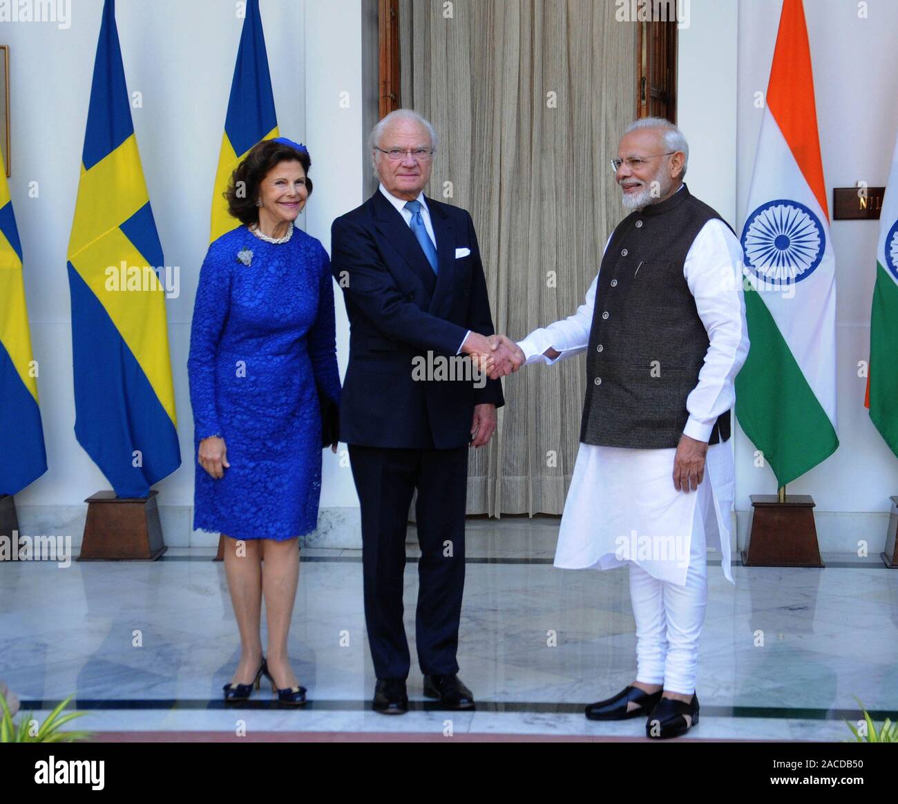 Re Carlo Gustavo XVI e la Regina Silvia di Svezia soddisfano Primo Ministro indiano Narendra Modi a Hyderabad House di New Delhi il lunedì 02 dicembre, 2 Foto Stock