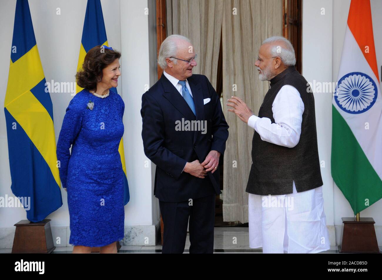 Re Carlo Gustavo XVI e la Regina Silvia di Svezia soddisfano Primo Ministro indiano Narendra Modi a Hyderabad House di New Delhi il lunedì 02 dicembre, 2 Foto Stock