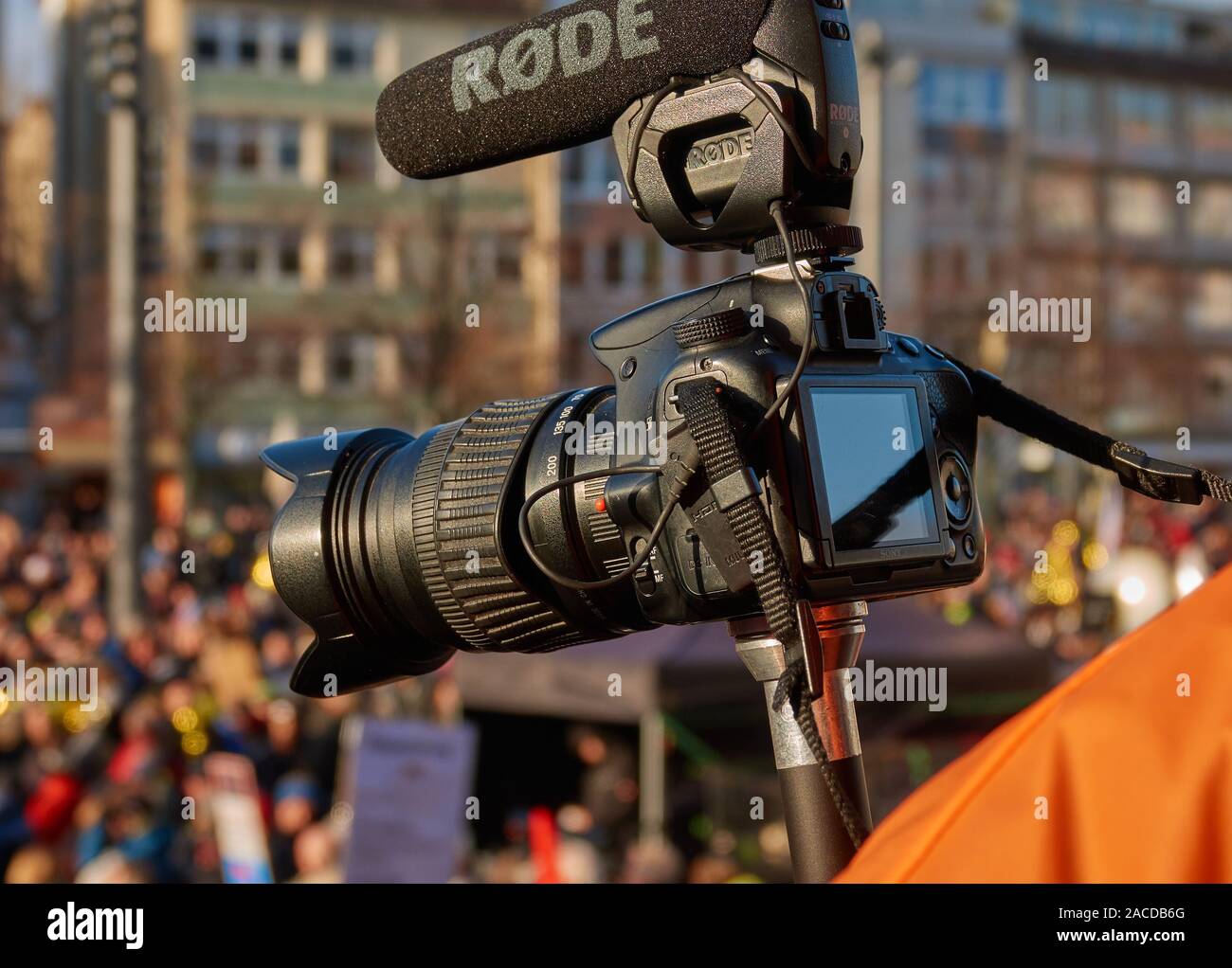 Braunschweig, Germania, Novembre 30, 2019: Semi-professionale dotato fotocamera per video e registrazioni audio presso la dimostrazione del bordo Foto Stock