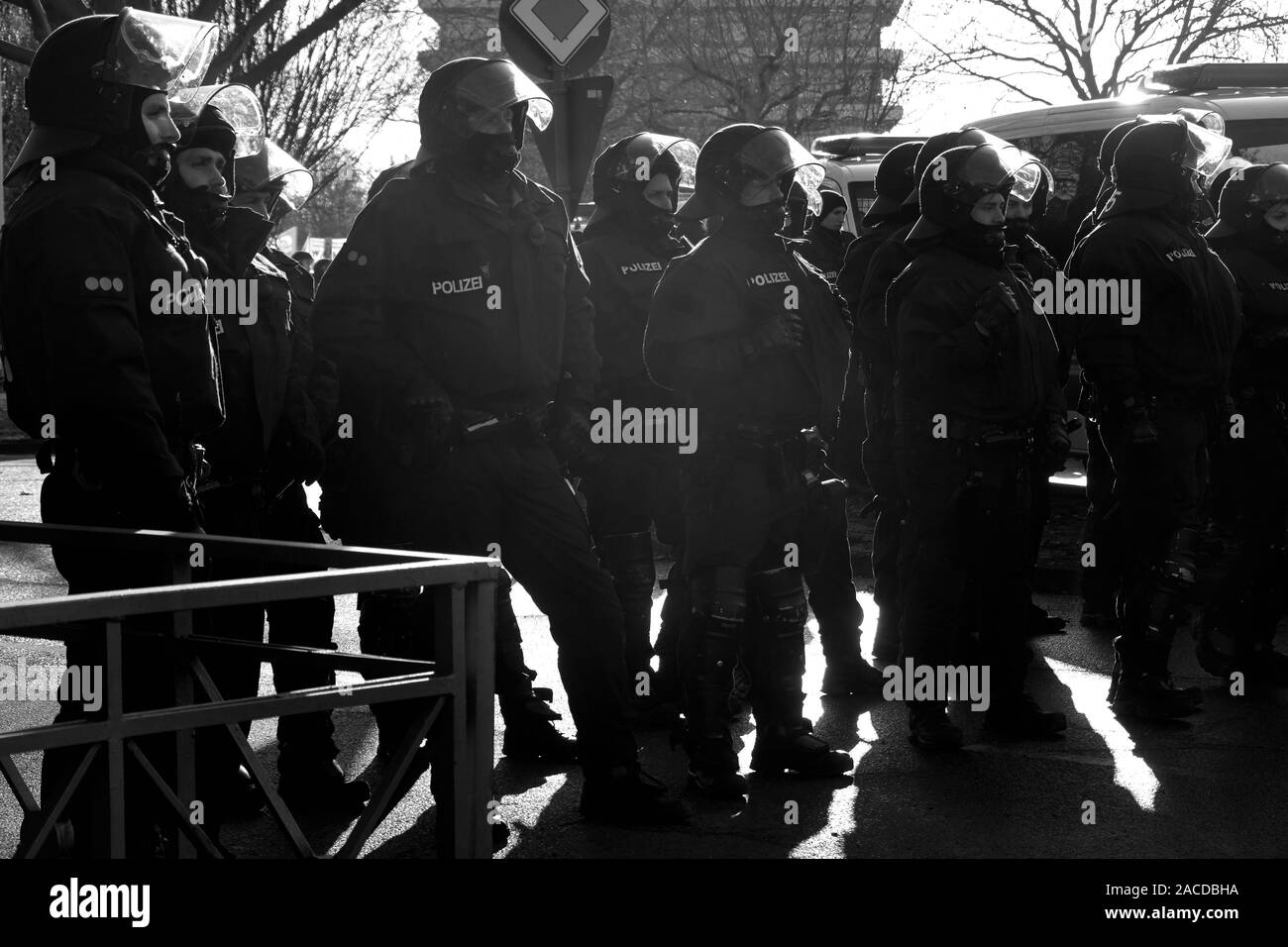 Braunschweig, Germania, Novembre 30, 2019: un gruppo di poliziotti tedeschi con protezione per il mento e casco in attesa per la distribuzione, in bianco e nero Foto Stock
