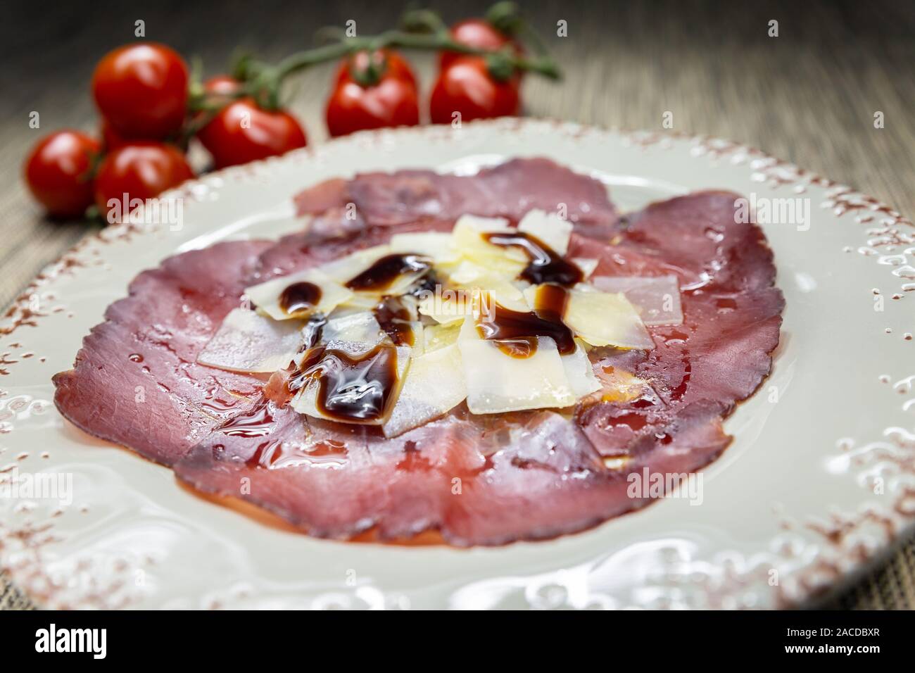 Italiano di Bresaola con parmigiano e alcune gocce di aceto balsamico. Si tratta di un tipico, saporito e gustoso antipasto. La bresaola è un salame tra le m Foto Stock