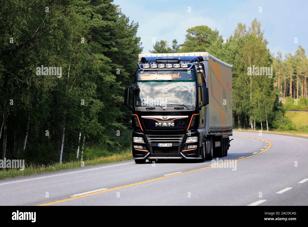 Uomo nuovo TGX carrello di Stengel LT tira il rimorchio lungo la nazionale finlandese per la strada 25 verso il porto di Hanko in estate. Raasepori, Finlandia. Luglio 12, 2019. Foto Stock