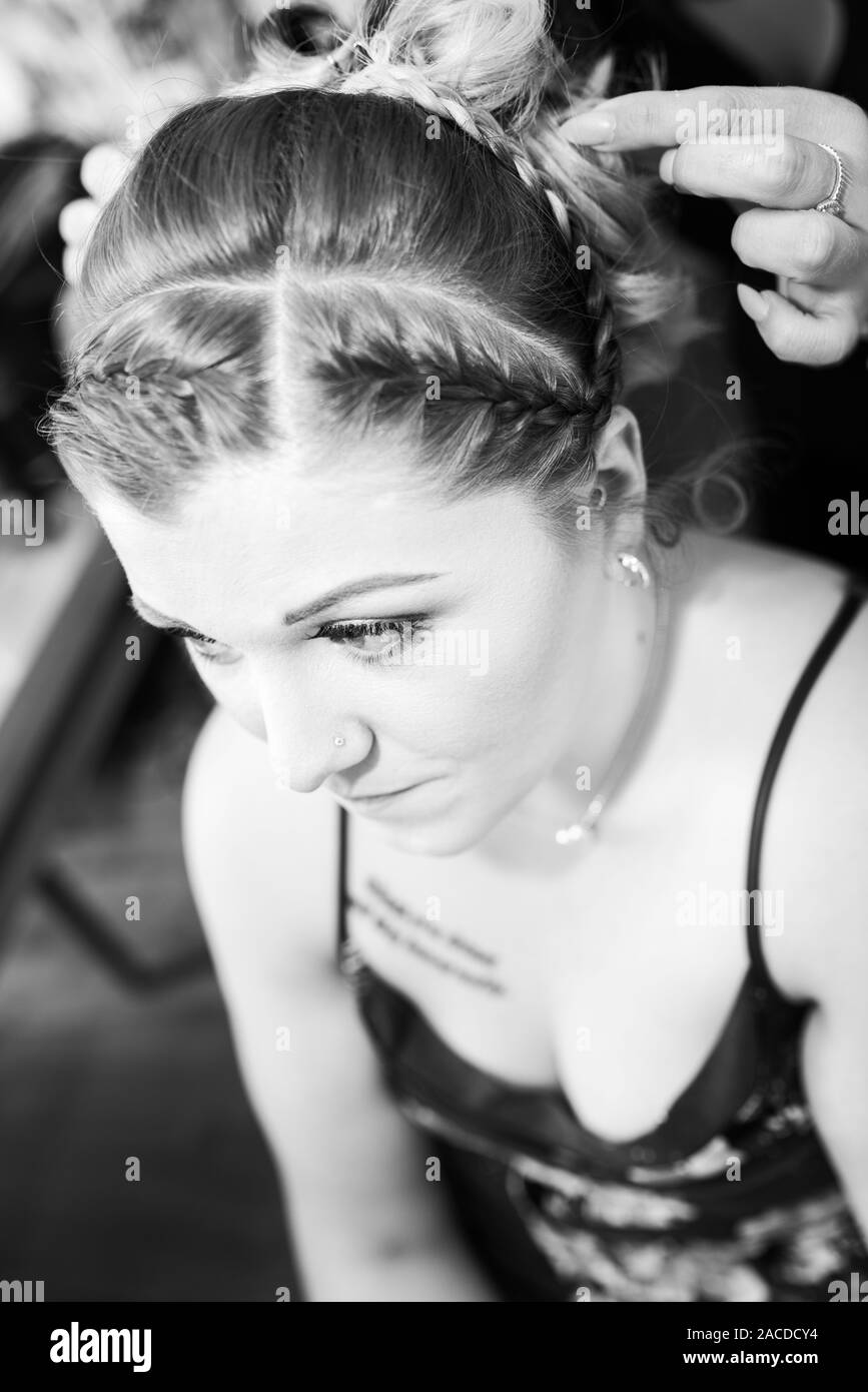 Una splendida sposa ottenere pronto per il suo giorno speciale, preparazione nuziale avente i capelli e il trucco fatto in preparazione per la cerimonia di nozze Foto Stock