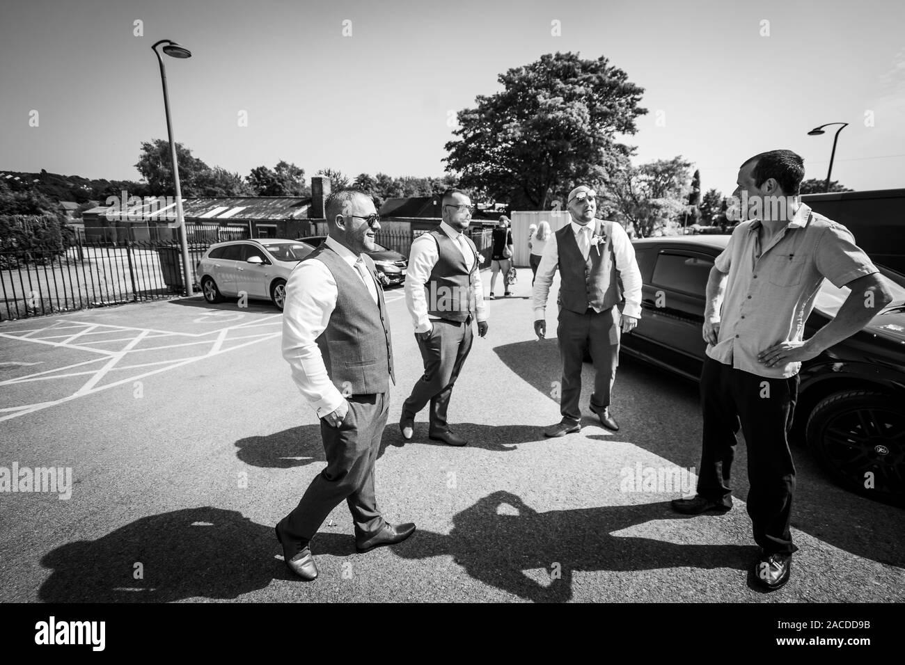 Gli sposi e i migliori uomini hanno foto di matrimonio presso Floral Hall, Tunstall Park, Stoke on Trent, fotografie di matrimoni, celebrazioni, matrimonio tradizionale inglese Foto Stock