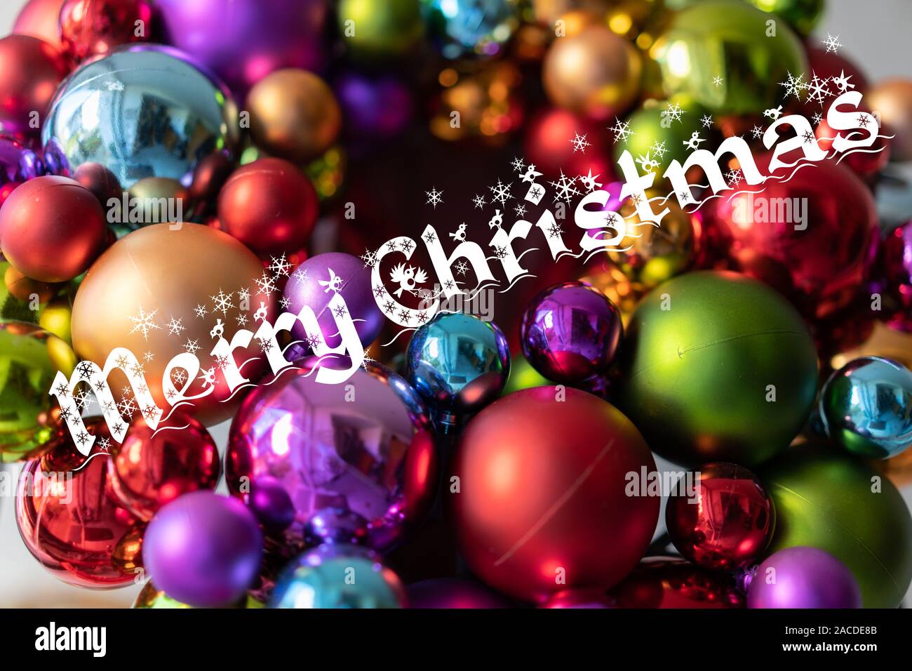 La decorazione della porta con coloratissime palle di Natale a casa porta con vetro frontale di giorno. Basso angolo di visione, vicino. Scheda di Natale: Buon Natale. Foto Stock