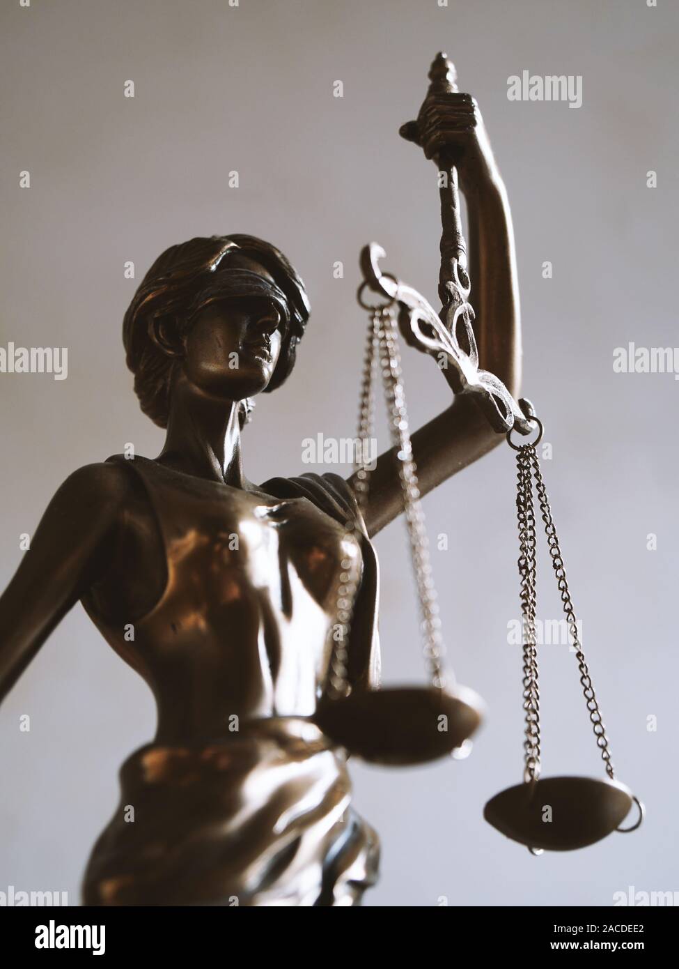 Signora giustizia o justitia - gli occhi bendati figurina holding bilance di precisione - diritto alla competenza e imparzialità simbolo Foto Stock