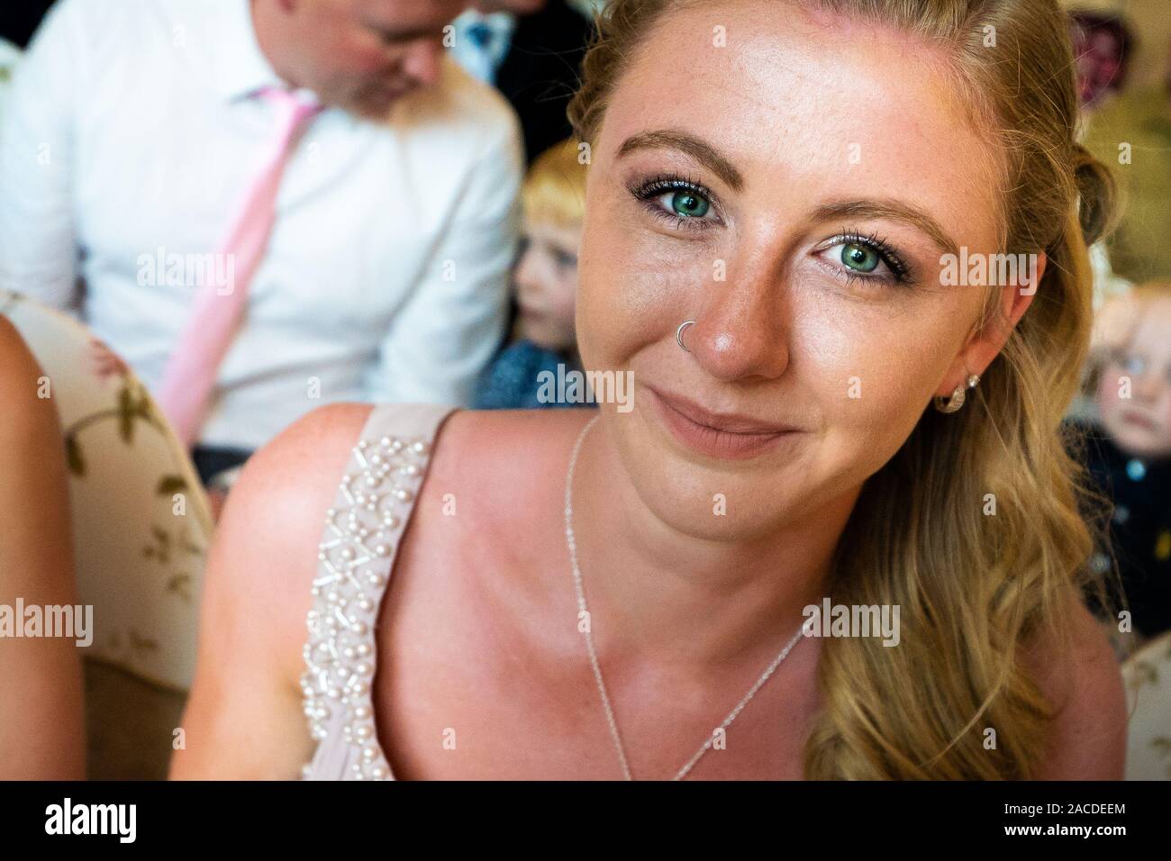 Bellissima damigella d'onore che prova una tradizionale cerimonia di nozze al coperto inglese presso Floral Hall, Tunstall, Stoke on Trent, fotografie di matrimoni, celebrazioni Foto Stock