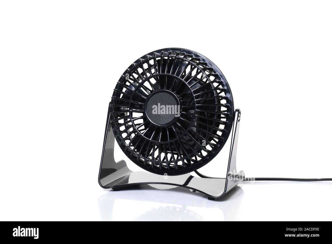 Piccolo tavolo ventola o ventilatore su sfondo bianco Foto Stock