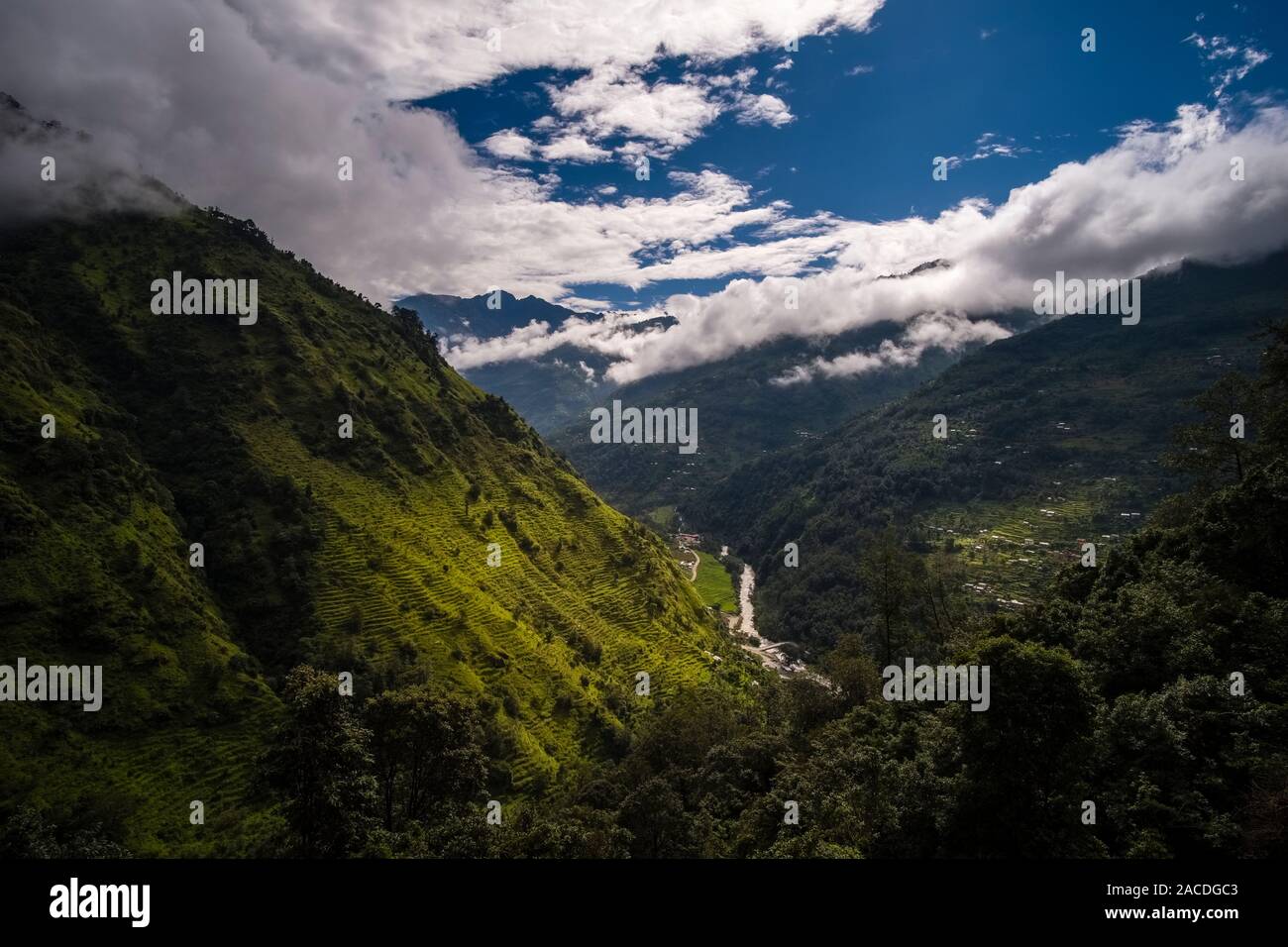 Vista aerea sul Likhu Khola valley, terrazza campi e villaggi a distanza Foto Stock