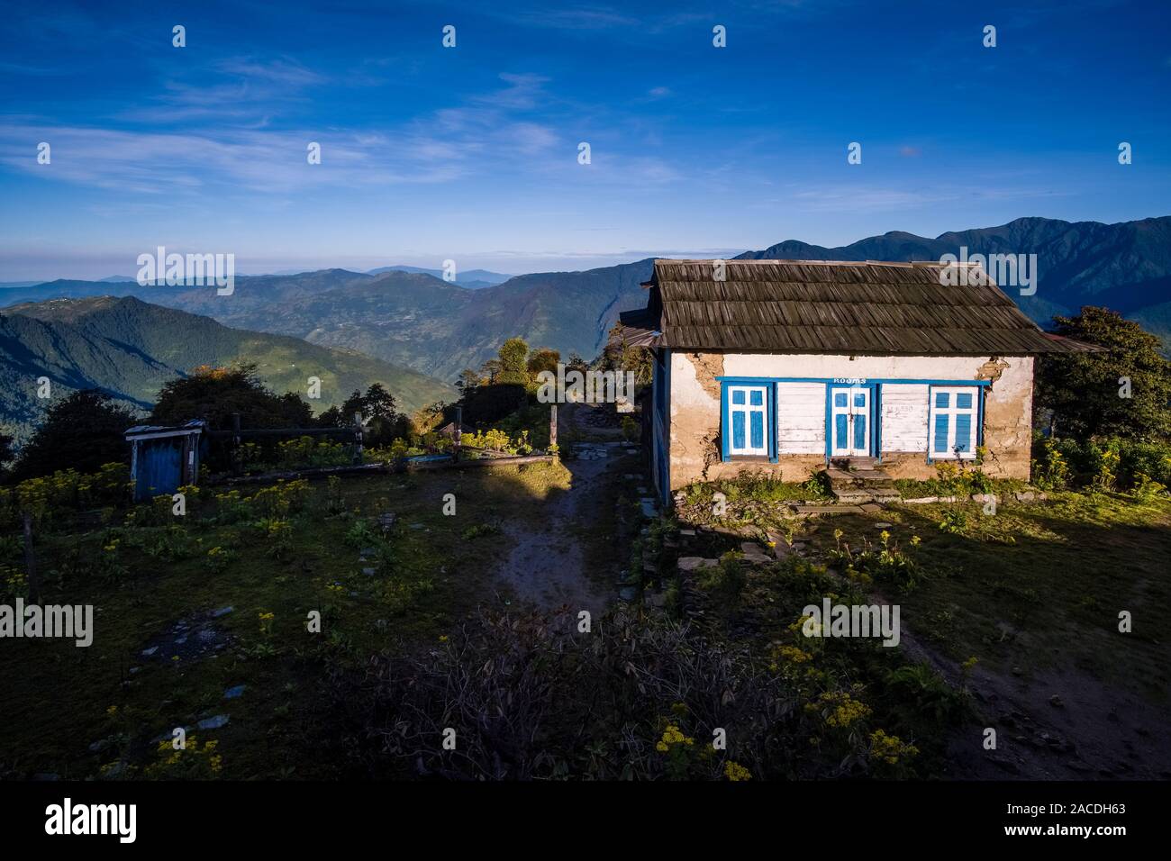 Dal terremoto gli agricoltori danneggiati casa nel paesaggio di montagna Foto Stock