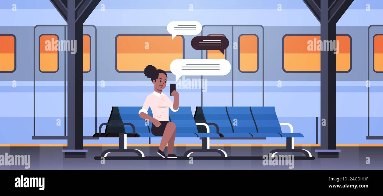 Donna seduta su piattaforma usando la chat mobile app sullo smartphone social network chat bubble concetto di comunicazione treno o metropolitana stazione ferroviaria a piena lunghezza orizzontale illustrazione vettoriale Illustrazione Vettoriale